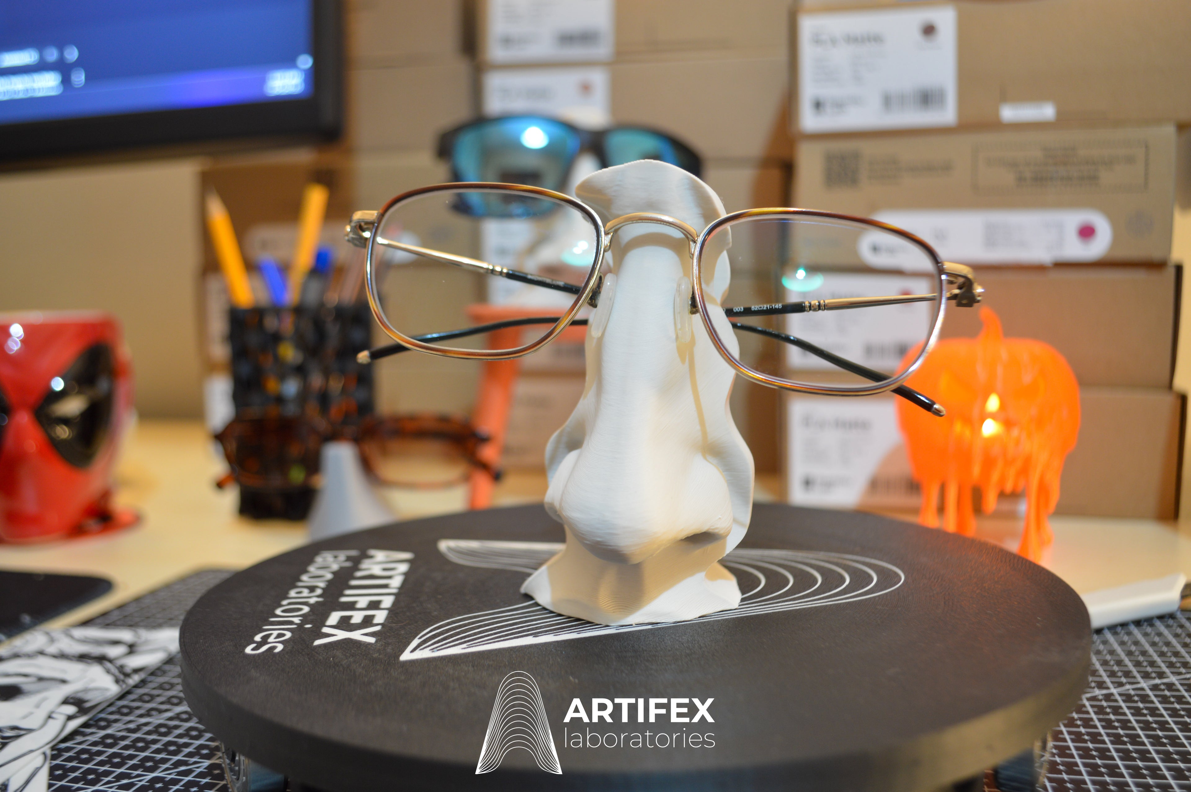 "THE DAVID" Glasses holder