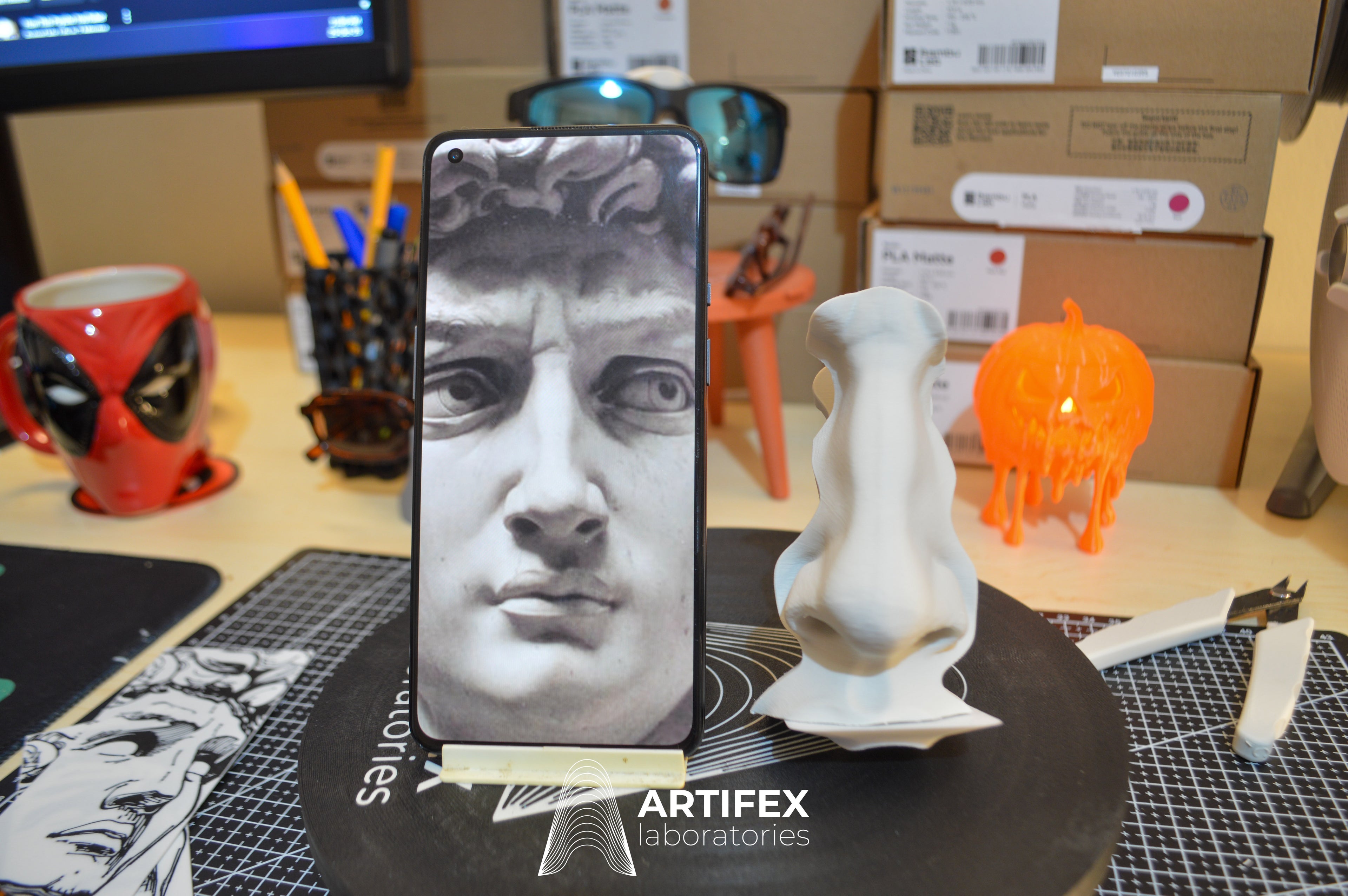 "THE DAVID" Glasses holder